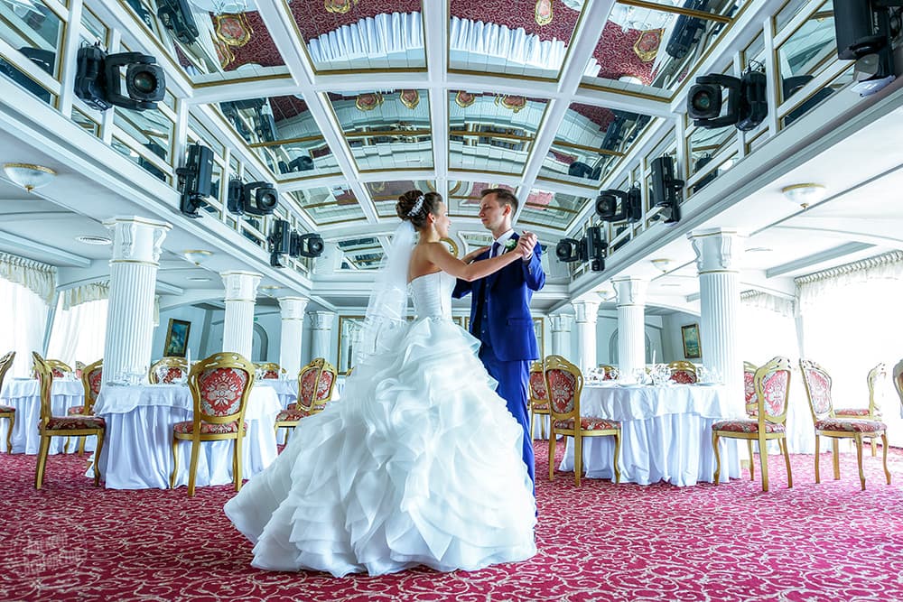 Места для фотосессии на свадьбу зимой и в дождь: Ресторан Фрегат Благодать свадебное фото